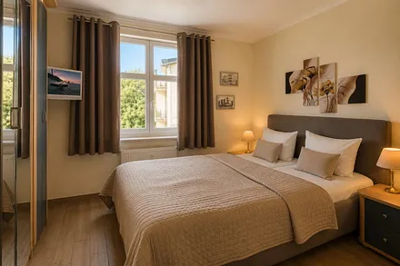 Komfortables Schlafzimmer mit TV