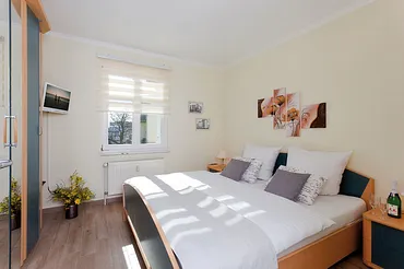 Schlafzimmer mit Doppelbett