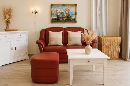 Helles Wohnzimmer mit bequemer Couch