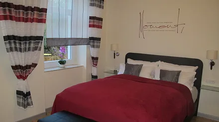 Schlafzimmer mit Boxspringebett (1,60 x 2,00m) zum Wald gelegen