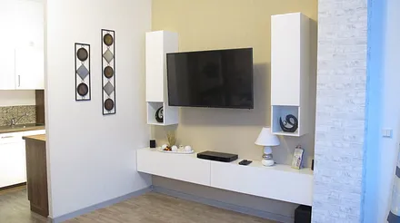 Wohnzimmer - kleine Anbauwand mit Flat -TV sowie BlueRay-Plyer und Radio