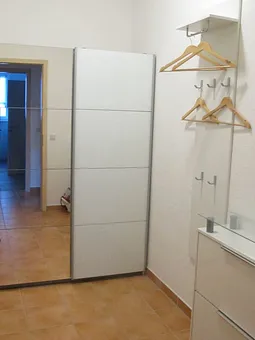 Ankleidezimmer mit Schwebtürenschrank und Garderobe auch als Abstellraum nutzbar