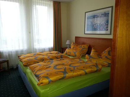 Schlafzimmer mit Doppelbett