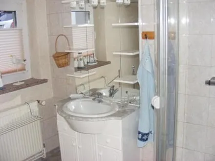 Bad mit Dusche u. WC