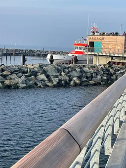 Seenotkreuzer im Inselhafen am Ende der Seebrücke
