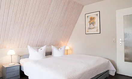 Doppelbett im Wohn-Schlafraum