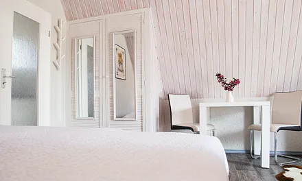 Schrank und Essecke im Wohn-Schlafraum