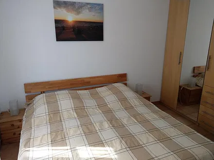 Schlafzimmer mit Bett und Kleiderschrank