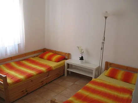 2. Schlafzimmer mit zwei Einzelbetten und Ausziehbett