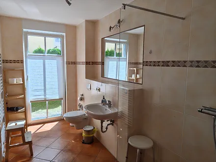 Bad mit ebenerdiger Dusche