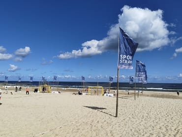 Sportstrand direkt links von "unserem" Strandabgang