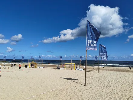 Sportstrand direkt links von "unserem" Strandabgang