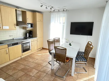 Küchenzeile mit Esstisch