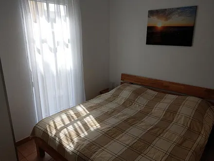 Schlafzimmer mit Kleiderschrank - Bett 1,80 m breit