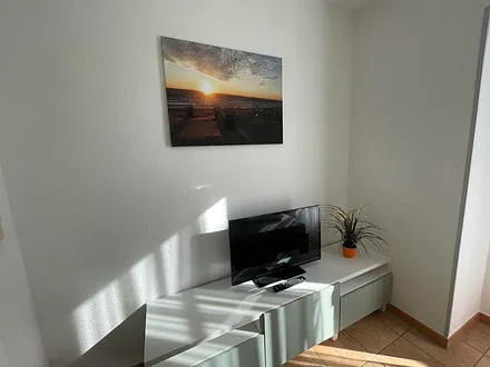 2. Schlafzimmer mit Fernseher und Schrank