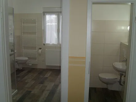 Dusche mit WC und separtem WC im Erdgeschoss