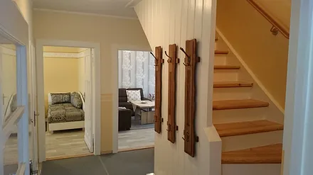 Blick vom Flur in das Schlaf- und Wohnzimmer