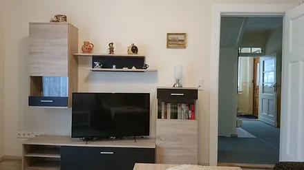 Schrankwand Wohnzimmer und Blick in den Flur