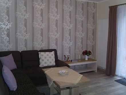 Wohnzimmer mit Terrassentür in den Garten