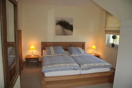 Schlafzimmer mit Doppelbett