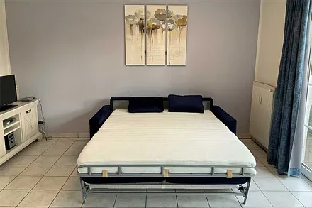 Der Wohnraum mit Sitzgruppe und TV