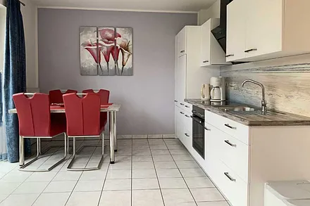 Der Esstisch mit Küchenzeile