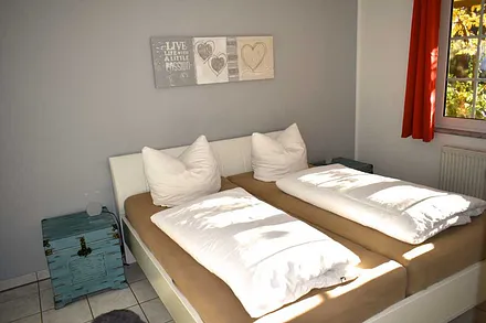 Schlafzimmer mit Doppelbett