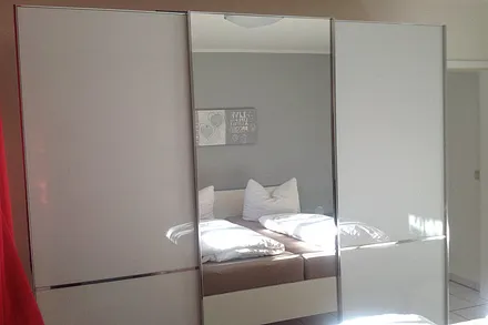 großer Spiegel-Kleiderschrank im Schlafzimmer