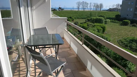 Balkon mit Sonnenschutz-Markise