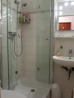 Bad mit Dusche, Handwaschbecken und WC