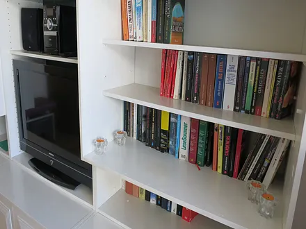 Flachbild-TV, Musikanlage, große Auswahl an Büchern und Spielzeug
