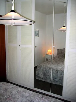 Schlafzimmer mit viel Schrankraum