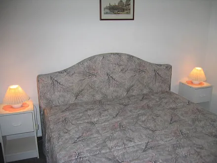 Doppelbett mit zwei einzeln verstellbaren Lattenrosten