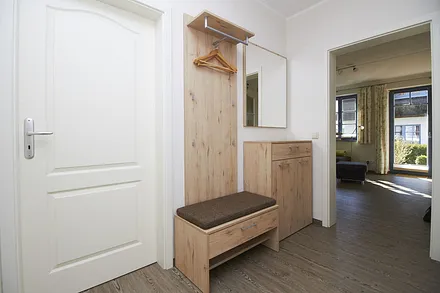 Der Flur mit Garderobe, Schuhschrank und Sitzbank.