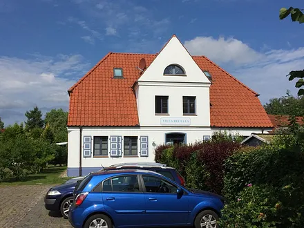 Ein privater Stellplatz befindet sich direkt vor dem Haus.