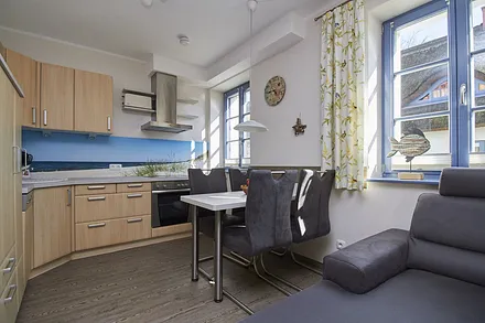 Die großzügige Küche ist komplett ausgestattet mit Geschirrspüler, Cerankochfeld, Umluftbackofen, Mikrowelle und Ablufthaube nach außen.