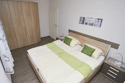 Für erholsamen Schlaf sorgt das 180 x 200 cm große Doppelbett mit zwei hochwertigen Kaltschaummatratzen von Schlaraffina.