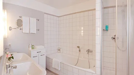 Bad mit Dusche und Badewanne