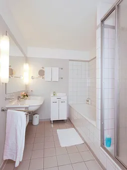 Bad mit Dusche und Badewanne