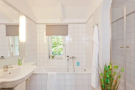 Bad mit Dusche und Badewanne