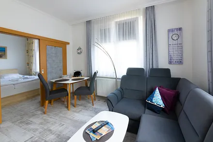 Blick ins Wohnzimmer mit Essecke