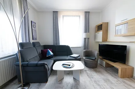 Blick ins Wohnzimmer mit Flachbild-Sat-TV