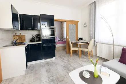 Blick ins Wohnzimmer auf die Küchenzeile