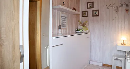 Ankleidezimmer, oder aber für den  dritten Gast ein Wandbett 