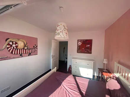 Schlafzimmer mit Doppelbett und Kommode