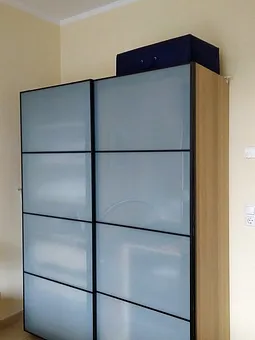 großer Kleiderschrank im Schlafzimmer