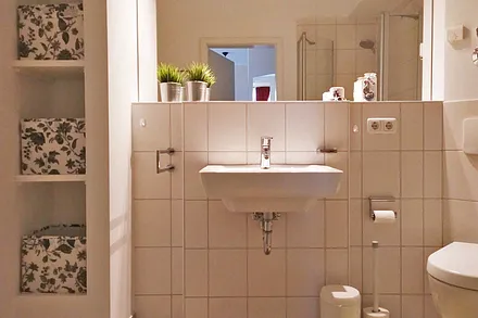 Badezimmer mit Waschbecken und ...