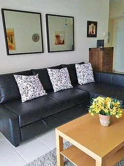 Wohnbereich mit ausziehbarer Schlafcouch