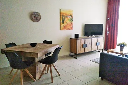 Blick auf Esstisch und Wohnbereich