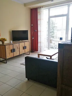 Blick auf Wohnbereich und TV